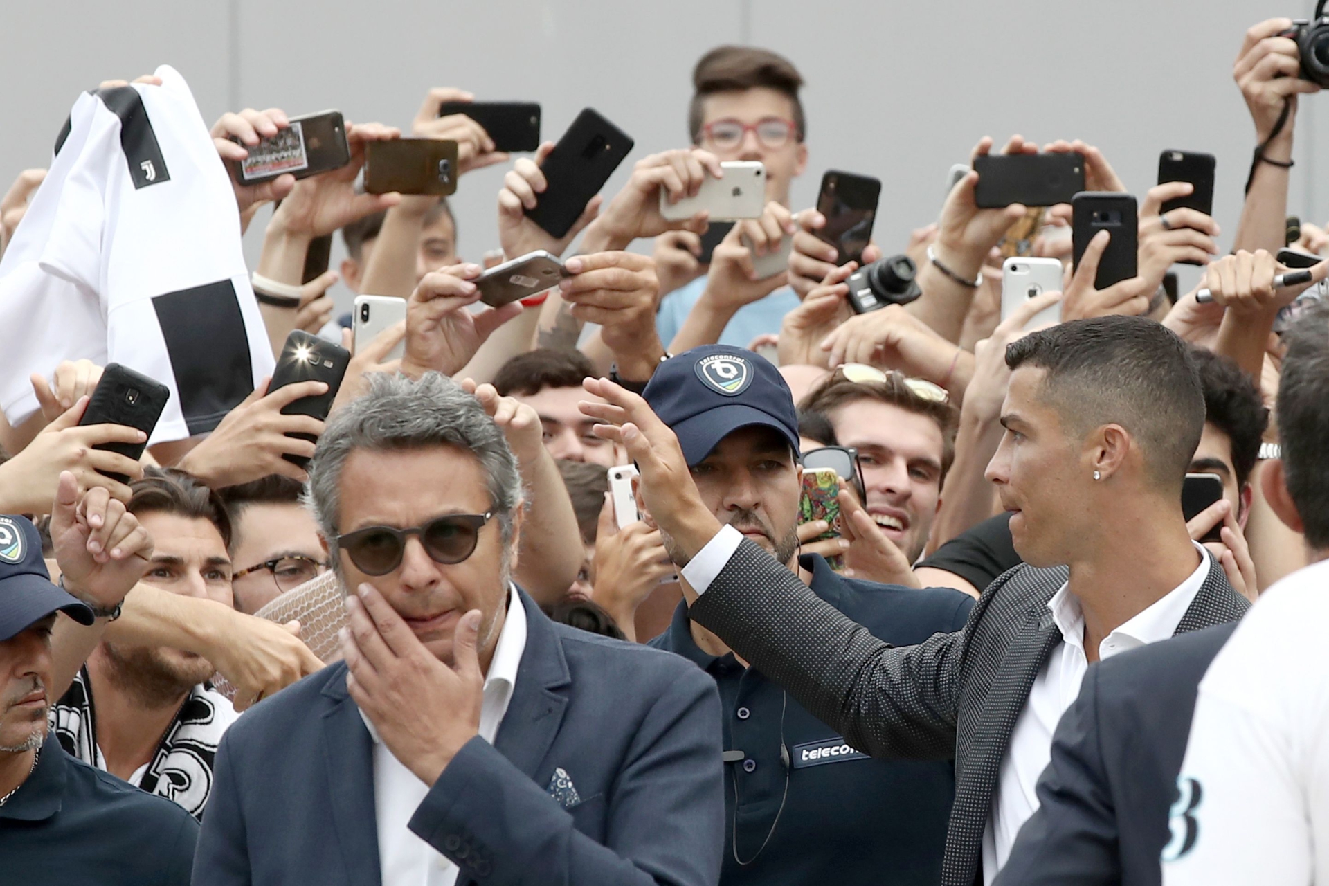 Torino, Italia. 14 agosto 2021. Un fan ha una maglia Cristiano